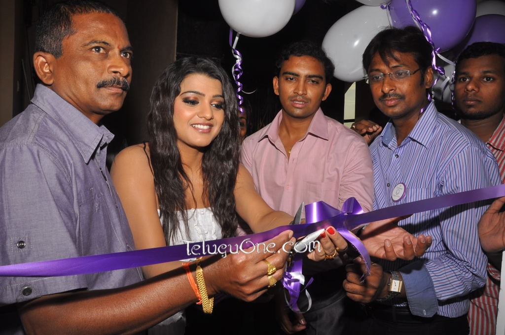 Tashu Kaushik Launches Naturals Family Salon